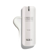Biela pumpičková fľaštička r-Retinoate Day & Night Eye Serum s kvapkou produktu vedľa nej.
