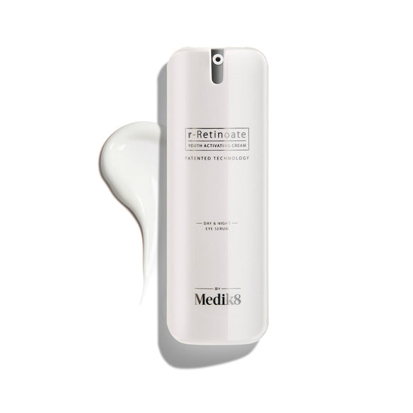 Biela pumpičková fľaštička r-Retinoate Day & Night Eye Serum s kvapkou produktu vedľa nej.
-43