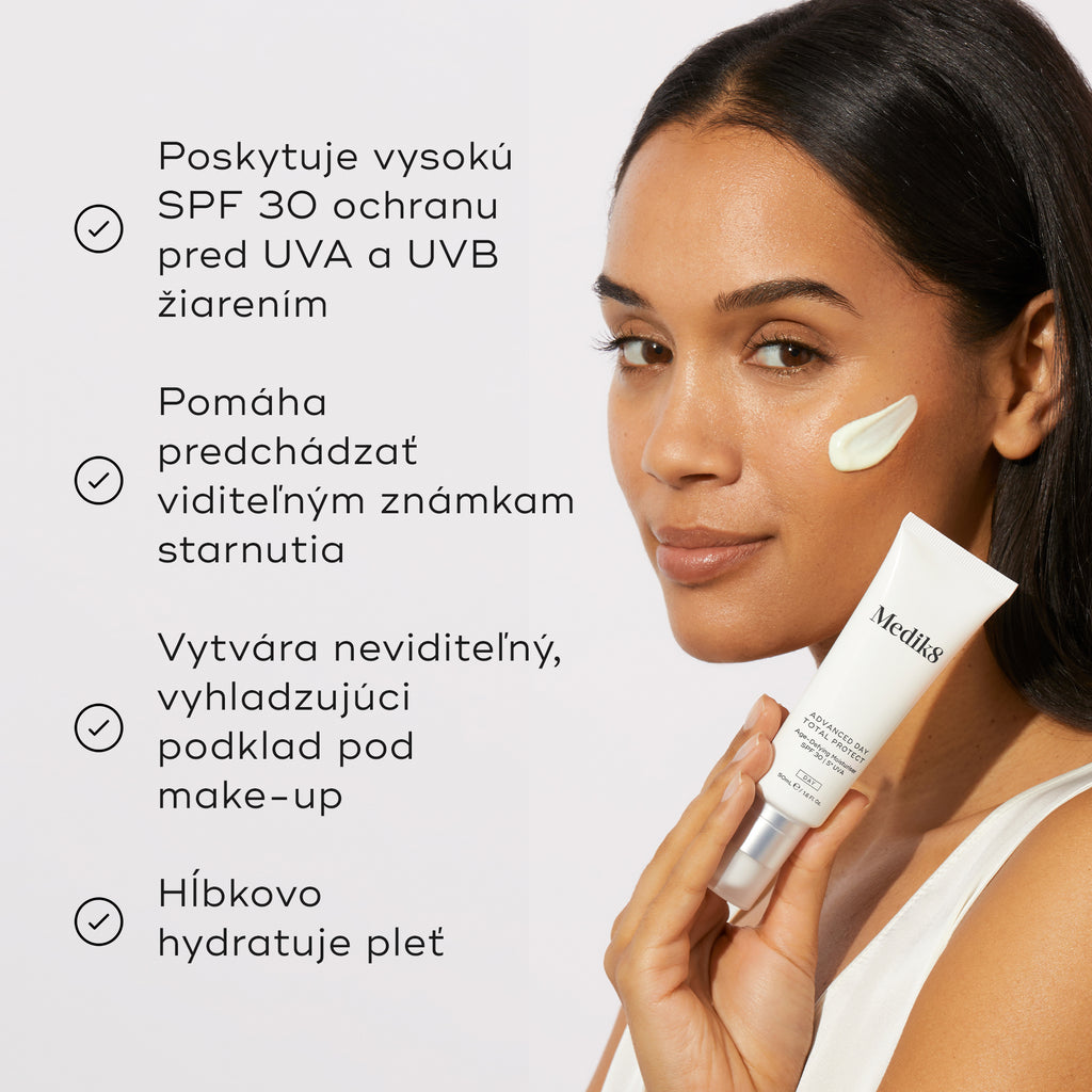 Model drží tubu Medik8 Advanced Day Total Protect vedľa zoznamu benefitov so symbolmi zaškrtnutia. Text zdôrazňuje, že poskytuje silnú ochranu SPF 30 proti UVA a UVB žiareniu, pomáha predchádzať viditeľným prejavom starnutia, vytvára neviditeľný vyhladzujúci základ pod make-up a hĺbkovo hydratuje pleť.
