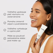 Žena drží v ruke tubu prípravku Calmwise Colour Correct. Štyri body s háčikmi uvádzajú výhody: Viditeľne upokojuje a neutralizuje pleť náchylnú k začervenaniu, pomáha upokojiť zápaly a podráždenie, viditeľne vyhladzuje a spevňuje pleť a možno ho používať samostatne alebo pod make-up.