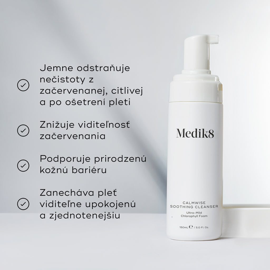 Dvojitý obrázok, na ktorom je fľaša s čistiacim prípravkom vedľa zoznamu výhod, medzi ktoré patrí:  Jemne odstraňuje nečistoty z začervenanej, citlivej a ošetrenej pleti  a  Zmierňuje viditeľnosť začervenania. 