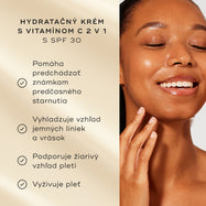 Modelka s rozjasnenou pleťou sa usmieva vedľa zoznamu benefitov na jemnom zlatom pozadí. Text zvýrazňuje 2-v-1 vitamín C hydratačný krém so SPF 30: zabraňuje prejavom predčasného starnutia, zvyšuje žiarivosť pleti, hydratuje pleť a 100 % súhlasí, že ich pokožka je chránená počas celého dňa.
