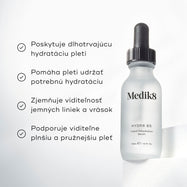 Fľaštička séra Medik8 Hydr8 B5 stojí na bielom podstavci na jasnom bielom pozadí. Text zvýrazňuje, že produkt poskytuje dlhotrvajúcu hydratáciu pleti, pomáha pokožke udržiavať dôležitú vlhkosť, zjemňuje vzhľad jemných liniek a vrások a podporuje viditeľne plnšiu a pružnejšiu pleť.
