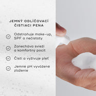 Dvojitý obrázok, na ktorom je zobrazené nanášanie prípravku s penovou textúrou spolu so zoznamom výhod, medzi ktoré patrí: Odstraňuje make-up, opaľovací krém a nečistoty, čistí a vyživuje pleť. 