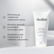 Natural Clay Mask je zobrazená na bielom geometrickom bloku. Tri odrážky so symbolmi zaškrtnutia uvádzajú benefity: zjemňuje vzhľad rozšírených pórov, pomáha obnoviť prirodzenú rovnováhu pleti a zanecháva pleť hydratovanú a viditeľne vyčistenú.

