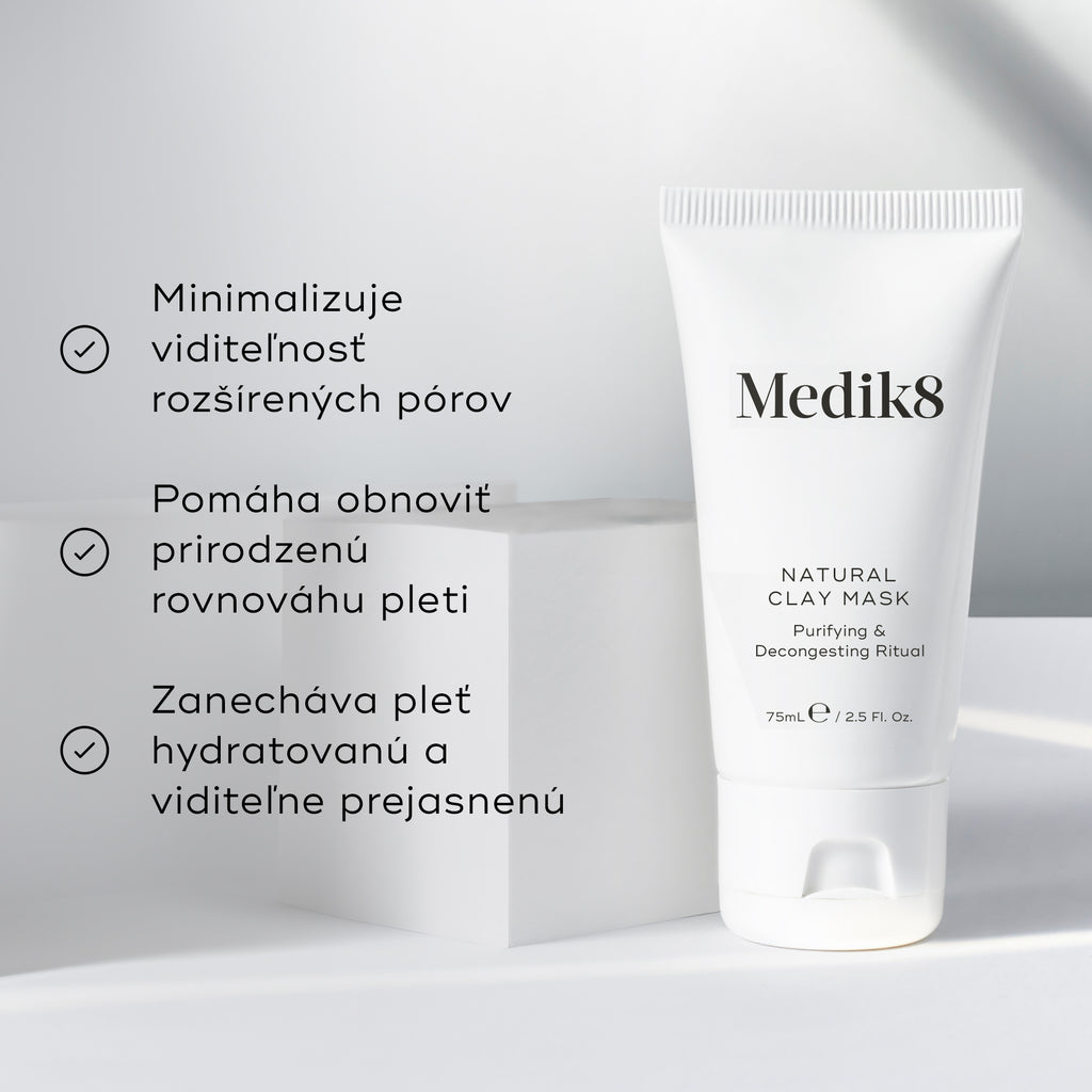 Natural Clay Mask je zobrazená na bielom geometrickom bloku. Tri odrážky so symbolmi zaškrtnutia uvádzajú benefity: zjemňuje vzhľad rozšírených pórov, pomáha obnoviť prirodzenú rovnováhu pleti a zanecháva pleť hydratovanú a viditeľne vyčistenú.
