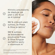 Na neutrálnom mramorovanom pozadí si osoba pomocou vatového tampónu nanáša na tvár prípravok Medik8 Press & Glow. V texte sa uvádza, že produkt je klinicky overený a zlepšuje žiarivosť pleti o 20 % už za 4 týždne*, a že 96 % ľudí s citlivou pleťou súhlasí s tým, že Press & Glow je šetrný**, a 98 % súhlasí s tým, že každodenné používanie Press & Glow skvele funguje v kombinácii s vitamínom A**. 