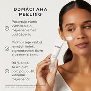Na neutrálnom, krémovo bielom pozadí je zobrazená osoba, ktorá drží tubu prípravku Medik8 Sleep Glycolic a na líci má nanesenú vrstvu bieleho krému. Text vyzdvihuje jeho výhody ako domáceho AHA peelingu, ktorý prináša rýchle výsledky v podobe vyhladenia a rozjasnenia pleti – bez podráždenia – a minimalizuje výskyt jemných vrások, tmavých škvŕn a upchatých pórov. Uvádza sa tu tiež, že 94 % používateľov malo pocit, že ich pleť bola po použití viditeľne rozjasnená. 