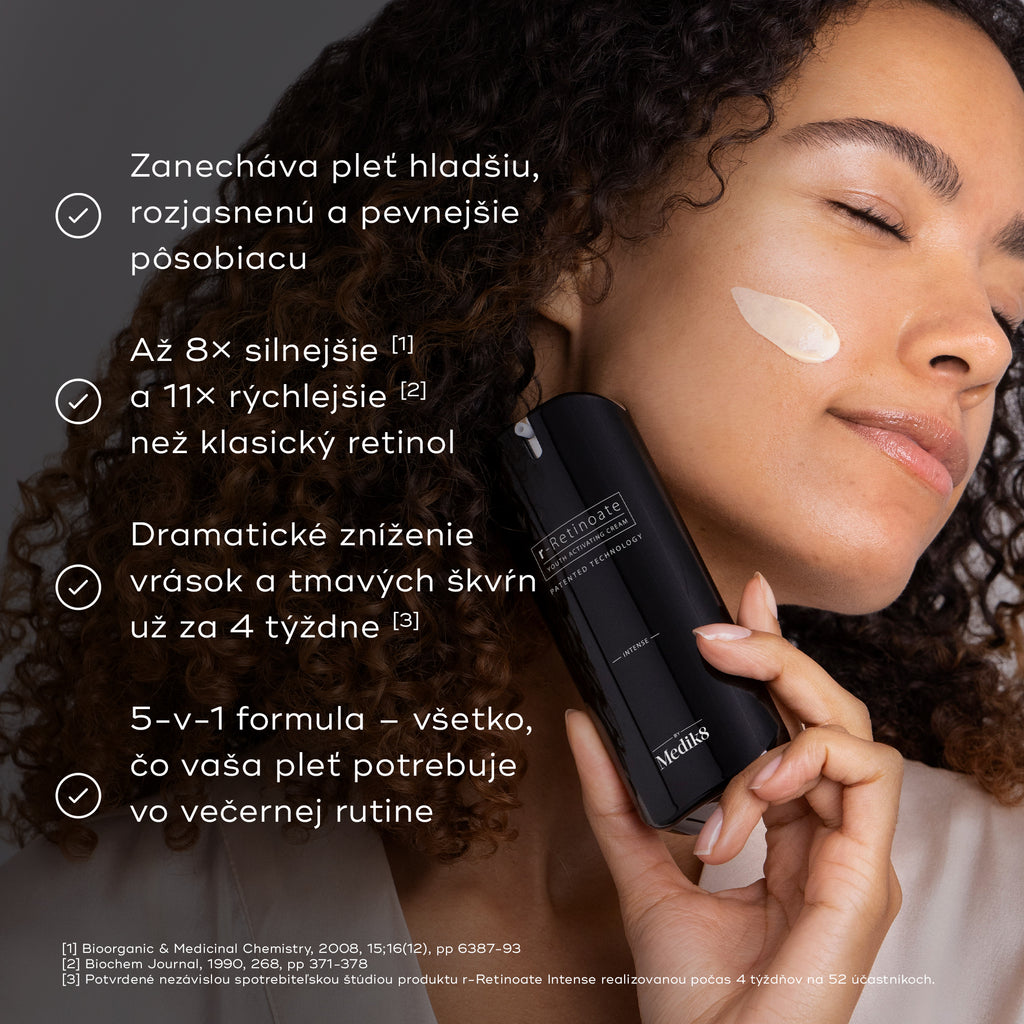 Osoba s ťahom krému na líci drží fľaštičku Medik8 r-Retinoate Intense. Tvrdí sa, že je 8× silnejší a 11× rýchlejší než klasický retinol, s výrazným znížením vrások a tmavých škvŕn už za 4 týždne.
