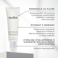 Tuba Medik8 Advanced Day Total Protect stojí na bielom podstavci na čistom sivom pozadí. Text zvýrazňuje kľúčové zložky: pokročilé UV filtre poskytujúce ochranu SPF 30 a prevenciu viditeľného starnutia pleti, extrakt z moringy na ochranu pred environmentálnymi stresormi, ako je znečistenie ovzdušia a voľné radikály, a kyselinu hyalurónovú viacerých molekulových hmotností na hĺbkovú hydratáciu pokožky.
