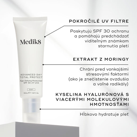 Tuba Medik8 Advanced Day Total Protect stojí na bielom podstavci na čistom sivom pozadí. Text zvýrazňuje kľúčové zložky: pokročilé UV filtre poskytujúce ochranu SPF 30 a prevenciu viditeľného starnutia pleti, extrakt z moringy na ochranu pred environmentálnymi stresormi, ako je znečistenie ovzdušia a voľné radikály, a kyselinu hyalurónovú viacerých molekulových hmotností na hĺbkovú hydratáciu pokožky.
-hover-5
