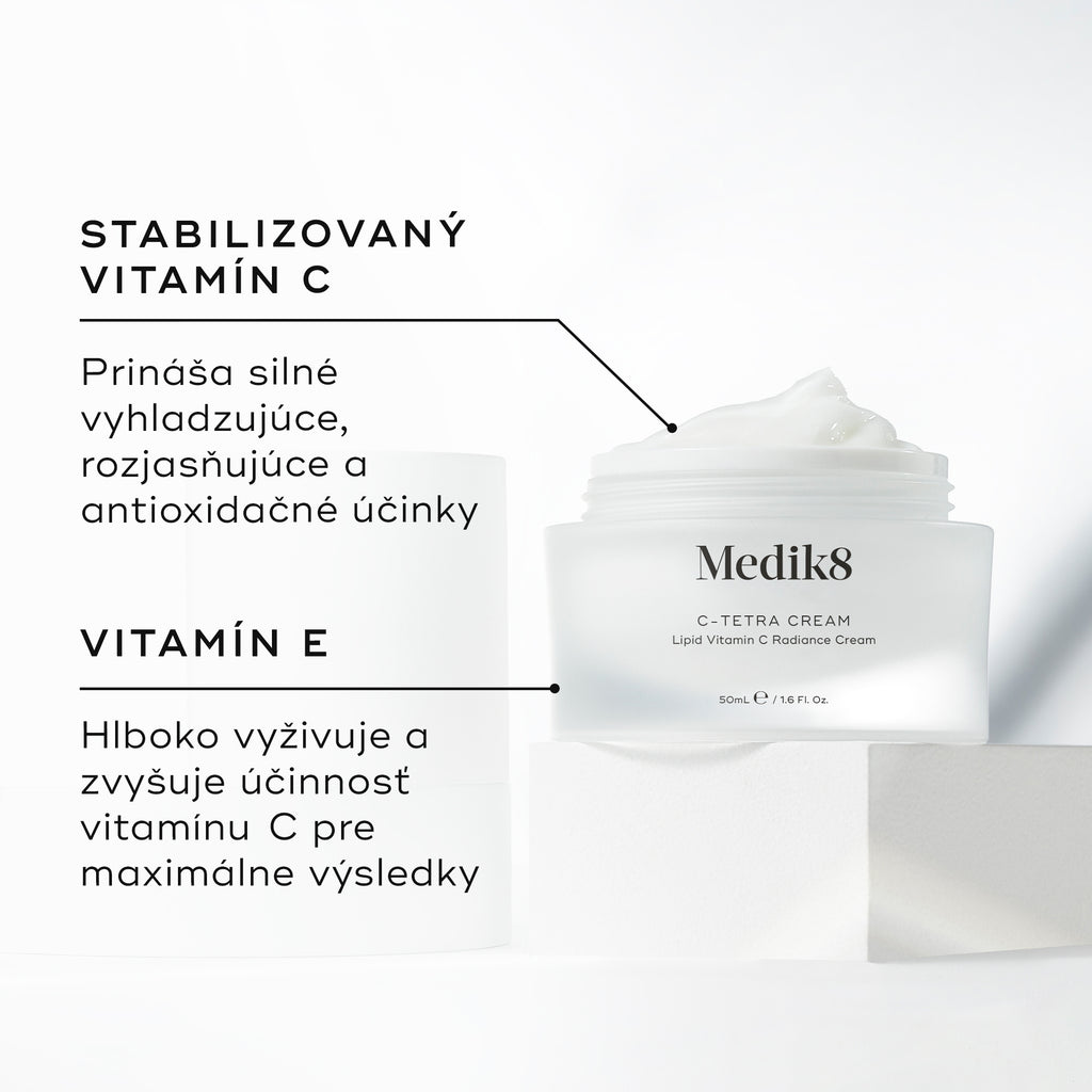 Otvorený kelímok krému Medik8 C-Tetra na bielom kamennom bloku na čistom bielom pozadí. Obrázok znázorňuje dve kľúčové zložky a ich benefity: stabilizovaný vitamín C, ktorý poskytuje silné vyhladzujúce, rozjasňujúce a antioxidačné účinky, a vitamín E, ktorý hĺbkovo vyživuje a posilňuje účinok vitamínu C pre maximálne výsledky.