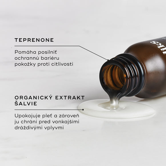 Záber zblízka na otvorenú jantárovú sklenenú fľašu séra Medik8 Calmwise, ktorá je naklonená na bok a z ktorej sa tekutina vylieva na svetlý povrch. Text vyzdvihuje kľúčové zložky: teprenón (pomáha posilňovať ochrannú bariéru pokožky proti citlivosti) a organický extrakt zo šalvie (pomáha upokojiť pokožku a zároveň ju chráni pred vonkajšími dráždivými vplyvmi).-hover-37