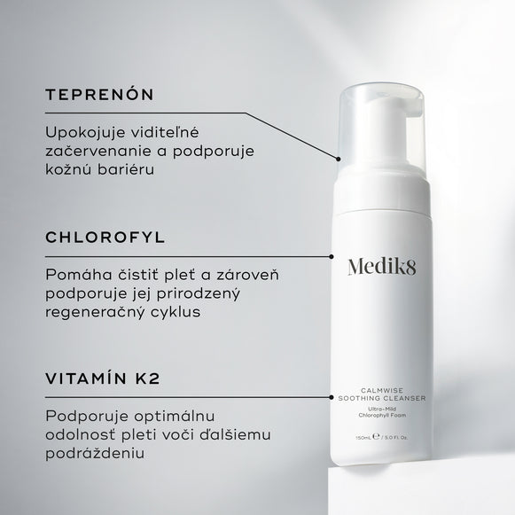 Fľaša čistiaceho prípravku Medik8 Calmwise Soothing Cleanser vystavená na bielom podstavci. Čiary spájajú fľašu s textom, ktorý vysvetľuje hlavné zložky:  teprenón  na upokojenie začervenania,  chlorofyl  na prečistenie pleti a  vitamín K2  na posilnenie pleti.-hover-25