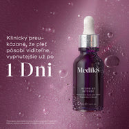 Sklenená fľaštička s kvapkadlom Medik8 Hydr8 B5 Intense je umiestnená uprostred trblietavého fialového pozadia s priehľadnými kvapkami vody. Výrazným písmom je uvedené, že produkt je klinicky overený a viditeľne vypĺňa pleť už za 1 deň.