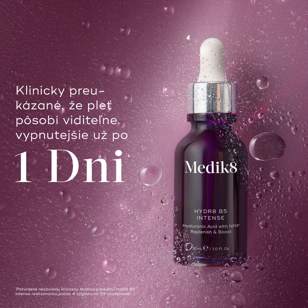 Sklenená fľaštička s kvapkadlom Medik8 Hydr8 B5 Intense je umiestnená uprostred trblietavého fialového pozadia s priehľadnými kvapkami vody. Výrazným písmom je uvedené, že produkt je klinicky overený a viditeľne vypĺňa pleť už za 1 deň.