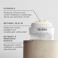 Záber zblízka na nočný krém Intelligent Retinol Smoothing Night Cream, na ktorom je vidieť biely pohárik s krémom a štítky s informáciami o zložení. Pozadie tvorí svetlý povrch so štruktúrou. Textové polia upozorňujú na VITAMÍN E, RETINOL (0,2 %) a EXTRAKT Z DRAGON FRUIT.