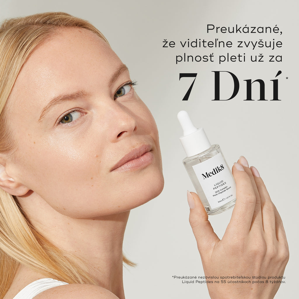 Žena drží fľaštičku séra Liquid Peptides, pričom text na pravej strane uvádza: „Preukázateľne viditeľne zvyšuje plnosť pleti už za 7 dní“, s poznámkou pod čiarou, že toto tvrdenia pochádza z nezávislej spotrebiteľskej štúdie.*