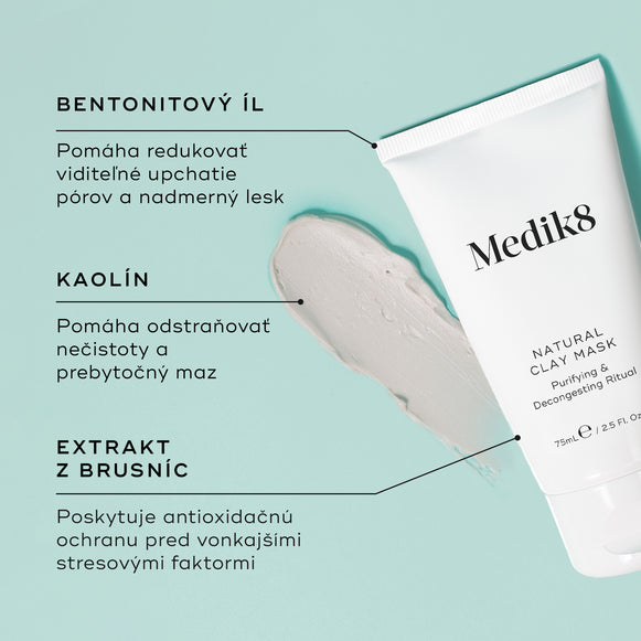 Tuba Medik8 Natural Clay Mask stojí na svetlom tyrkysovom pozadí vedľa hrubej stopy sivého ílového masku.
-hover-40