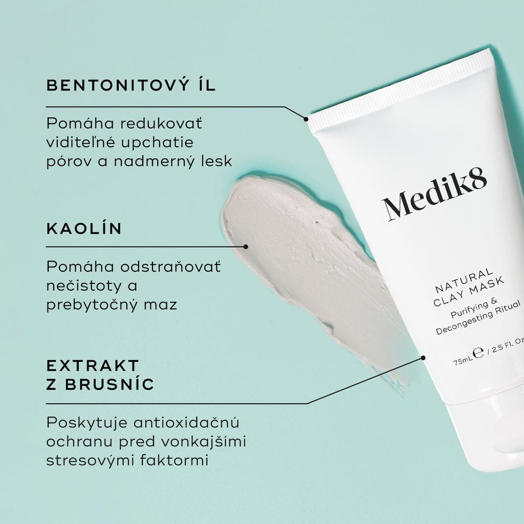 Tuba Medik8 Natural Clay Mask stojí na svetlom tyrkysovom pozadí vedľa hrubej stopy sivého ílového masku.
