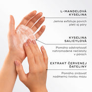 Fotografia dvoch rúk, ktoré napenujú čistiaci gél, je zobrazená vedľa textu s kľúčovými zložkami, kde sa vyzdvihuje kyselina L-mandľová na exfoliáciu, kyselina salicylová na odstránenie nečistôt a extrakt z červenej dateliny na minimalizáciu nadbytočného kožného mazu.