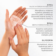 Záber zblízka na ruky, ktoré vytvárajú ľahkú penu, s dôrazom na hlavné zložky produktu Medik8 Surface Radiance Cleanse. Text opisuje AHA kyseliny (mandľovú a mliečnu) na povrchovú exfoliáciu, BHA kyseliny (salicylovú) na odstránenie upchatých pórov a glycerín na zvlhčenie a hydratáciu.
