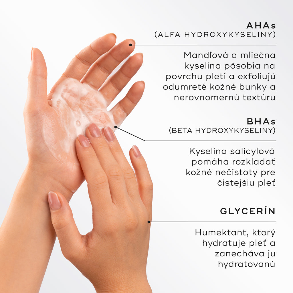 Záber zblízka na ruky, ktoré vytvárajú ľahkú penu, s dôrazom na hlavné zložky produktu Medik8 Surface Radiance Cleanse. Text opisuje AHA kyseliny (mandľovú a mliečnu) na povrchovú exfoliáciu, BHA kyseliny (salicylovú) na odstránenie upchatých pórov a glycerín na zvlhčenie a hydratáciu.