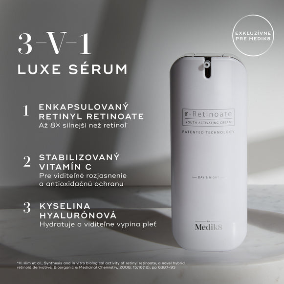 Veľká biela valcovitá bezvzduchová pumpičková fľaša Medik8 r-Retinoate® Day & Night stojí zvislo na svetlosivom minimalistickom pozadí s jemnými tieňmi. Naľavo je text „3-in-1 LUXE SERUM“ s hlavnými vlastnosťami: enkapsulovaný retinyl retinoát (8× silnejší než retinol), stabilizovaný vitamín C pre rozjasnenie a antioxidačný účinok a kyselina hyalurónová pre hydratáciu a vypnutie pleti. Vpravo hore je odznak „Exkluzívne pre Medik8“-hover-39