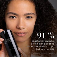 Osoba drží fľaštičku Medik8 r-Retinoate Intense. Text uvádza, že 91 % účastníkov súhlasilo, že ich pleť vyzerala okamžite hladšia už po jednom použití.
