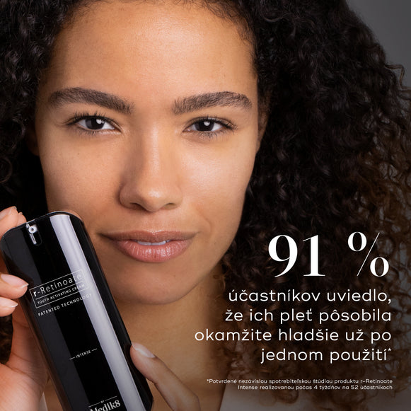 Osoba drží fľaštičku Medik8 r-Retinoate Intense. Text uvádza, že 91 % účastníkov súhlasilo, že ich pleť vyzerala okamžite hladšia už po jednom použití.
-hover-38