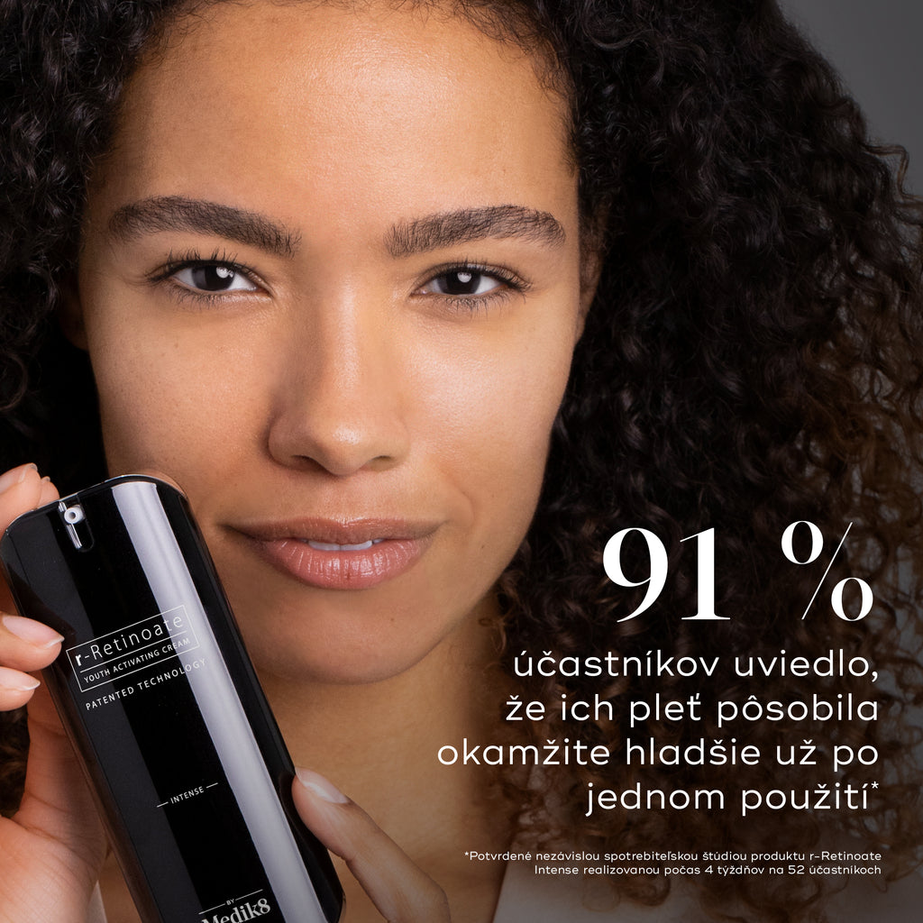 Osoba drží fľaštičku Medik8 r-Retinoate Intense. Text uvádza, že 91 % účastníkov súhlasilo, že ich pleť vyzerala okamžite hladšia už po jednom použití.
