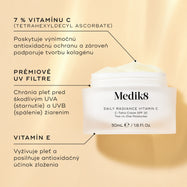 Otvorený sklenený kelímok Medik8 Daily Radiance Vitamin C je zobrazený na teplom zlatom pozadí s popismi zložiek. Text zvýrazňuje 7 % vitamínu C (Tetrahexyldecyl Ascorbate) pre antioxidačnú ochranu a podporu kolagénu, prémiové UV filtre pre UVA a UVB ochranu a vitamín E na výživu pokožky a posilnenie antioxidačného účinku.
