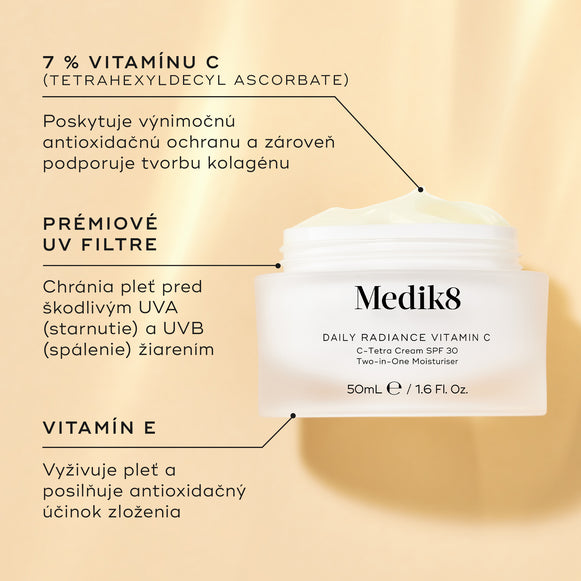 Otvorený sklenený kelímok Medik8 Daily Radiance Vitamin C je zobrazený na teplom zlatom pozadí s popismi zložiek. Text zvýrazňuje 7 % vitamínu C (Tetrahexyldecyl Ascorbate) pre antioxidačnú ochranu a podporu kolagénu, prémiové UV filtre pre UVA a UVB ochranu a vitamín E na výživu pokožky a posilnenie antioxidačného účinku.
-hover-7