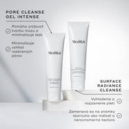 Tuby prípravkov Medik8 Pore Cleanse Gel Intense a Surface Radiance Cleanse sú vystavené spolu na bielych podstavcoch. Popis k produktu Pore Cleanse Gel Intense uvádza, že pomáha regulovať tvorbu mazu, minimalizovať lesk a zjemniť vzhľad rozšírených pórov. Popis k produktu Surface Radiance Cleanse zdôrazňuje, že prípravok vyhladzuje a rozjasňuje pleť a bojuje proti príznakom starnutia, ako je matný vzhľad a nerovná textúra.