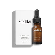 Fľaštička séra Medik8 C-Tetra Eye Lipid Vitamin C Radiance stojí pred svojím bielym vonkajším obalom na čistom bielom pozadí.