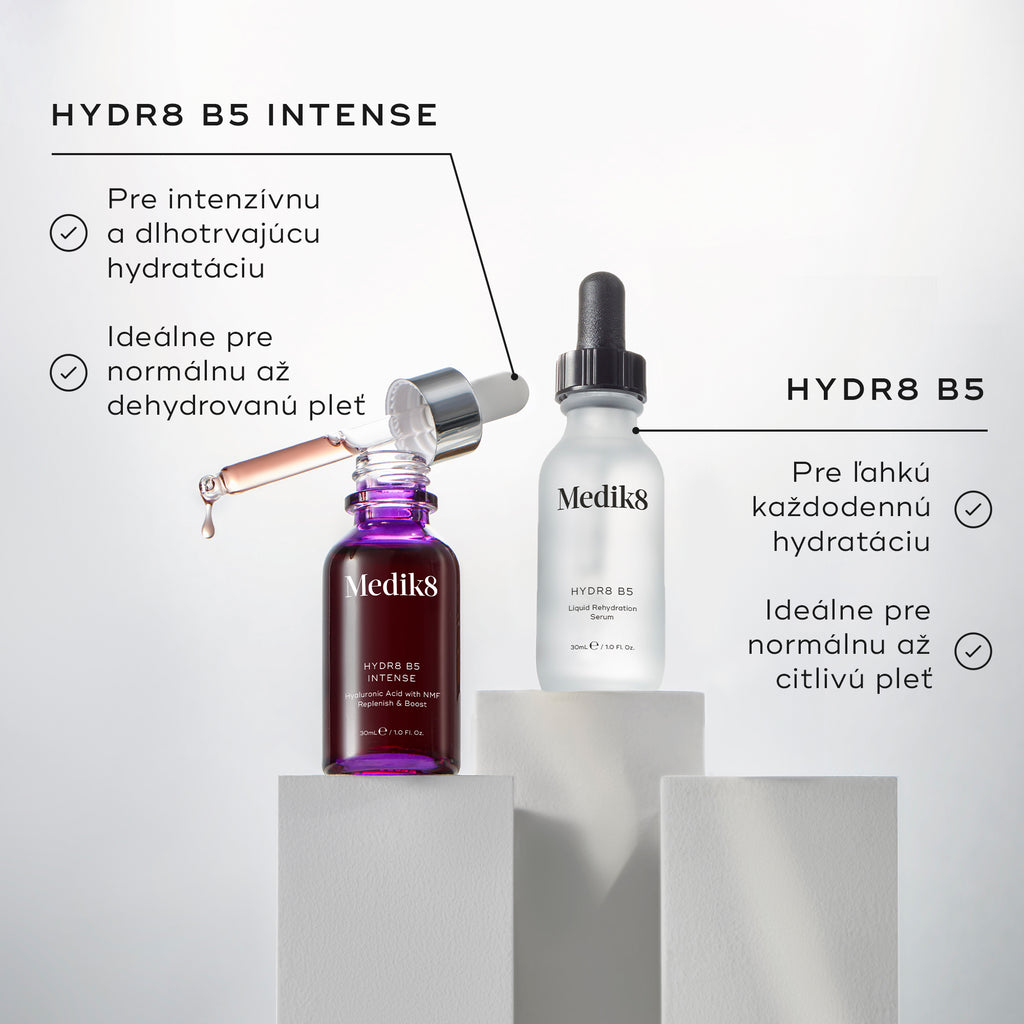 Fľaštičky séra Medik8 Hydr8 B5 Intense a Hydr8 B5 stoja na bielych podstavcoch pred čistým, svetlým pozadím. V texte sú uvedené výhody produktu  HYDR8 B5 INTENSE:  „Pre intenzívnu a dlhotrvajúcu hydratáciu“  a  „Ideálne pre normálnu až dehydratovanú pleť“.  Medzi výhody produktu  HYDR8 B5  patria:  „Pre ľahkú dennú hydratáciu“  a  „Ideálne pre normálnu až citlivú pleť“. 
