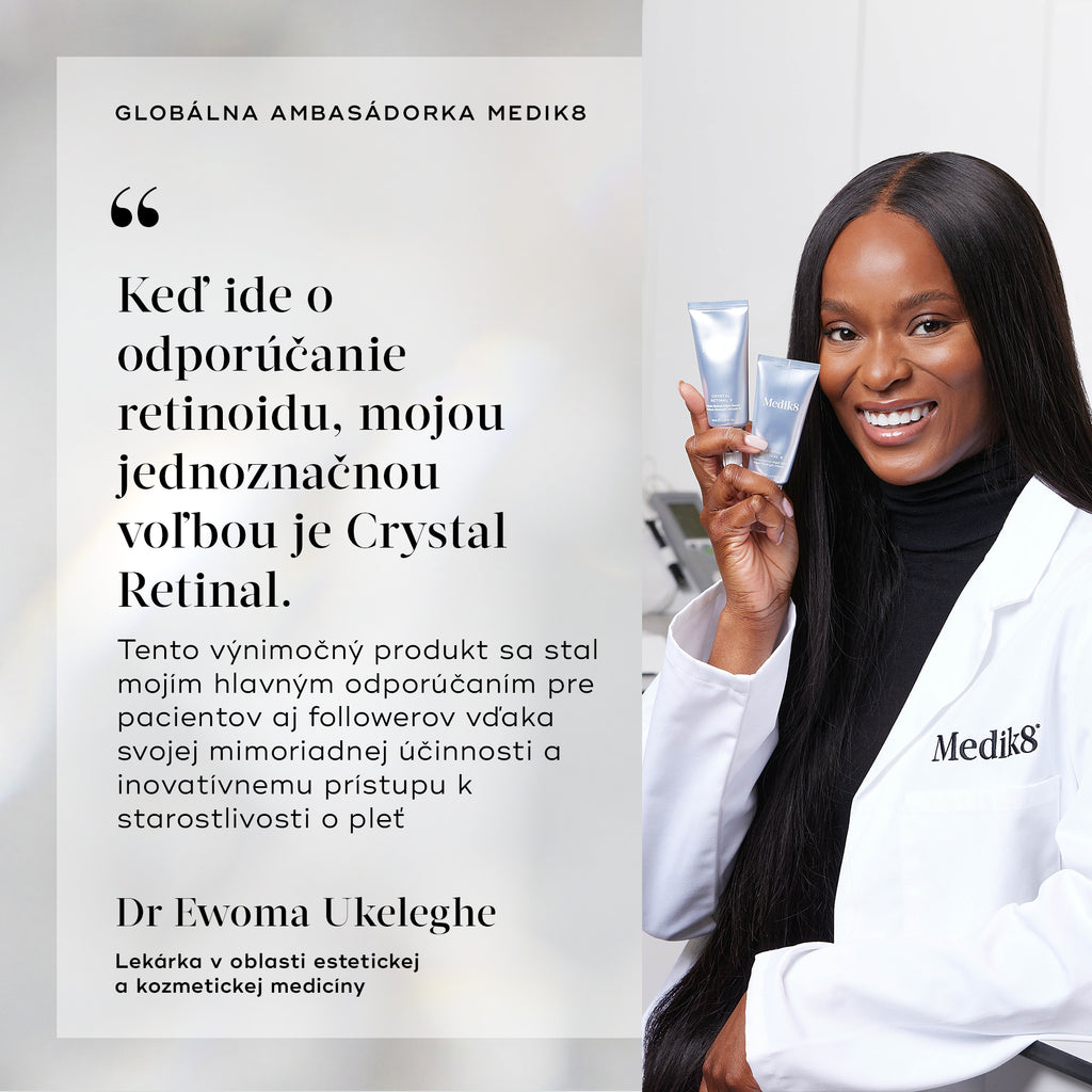 Kruhový portrét usmiateho odborníka na starostlivosť o pleť v značkovom laboratórnom plášti, ktorý drží dve strieborné tuby Crystal Retinal v jasne osvetlenom laboratórnom prostredí.

