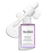 Fialová sklenená fľaštička séra Bakuchiol Peptides s vybratým kvapkadlom. Vedľa je zobrazená textúra v podobe fialovej kvapky s vlnitým efektom (swirl), čo zvýrazňuje konzistenciu produktu.