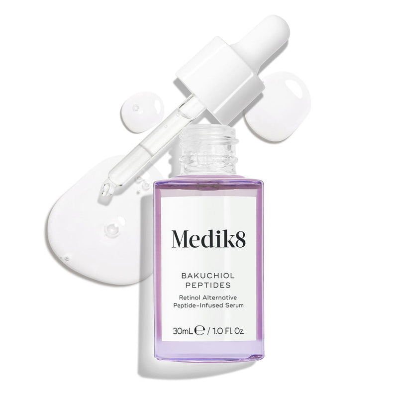 Fialová sklenená fľaštička séra Bakuchiol Peptides s vybratým kvapkadlom. Vedľa je zobrazená textúra v podobe fialovej kvapky s vlnitým efektom (swirl), čo zvýrazňuje konzistenciu produktu.