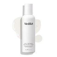 Fľaštička tonika Medik8 Daily Refresh Balancing Toner s objemom 150 ml stojí na bielom pozadí s rozliatou čírou tekutinou, pričom text na obale produkt definuje ako hydratačné pleťové kondicionérium s kvetinovými vodami (Hydrating Skin Conditioner with Floral Waters).