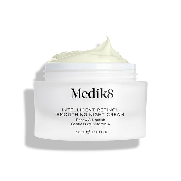 Záber na otvorený pohárik s nočným krémom Intelligent Retinol Smoothing Night Cream, v ktorom je vidieť krém, na bielom pozadí. -15