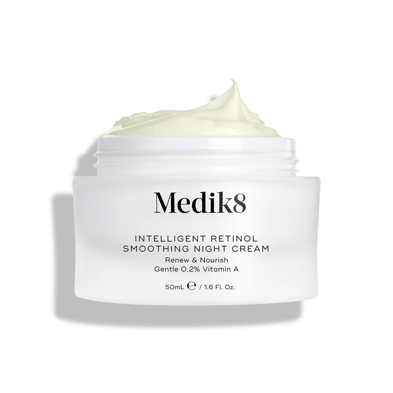 Záber na otvorený pohárik s nočným krémom Intelligent Retinol Smoothing Night Cream, v ktorom je vidieť krém, na bielom pozadí. 