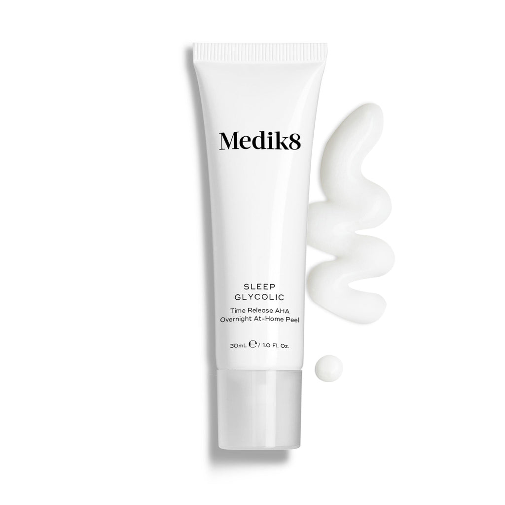 Tuba s produktom Medik8 Sleep Glycolic je vyobrazená na čistom bielom pozadí s vlnovkou a malou kvapkou bieleho krému. Text uvádza, že ide o nočný domáci peeling s postupným uvoľňovaním AHA v balení s objemom 30 ml.