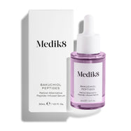 Fľaštička séra Medik8 Bakuchiol Peptides naplnená fialovou tekutinou stojí vedľa svojej bielej papierovej krabičky na čistom bielom pozadí. Text na obale produkt definuje ako sérum s obsahom peptidov, ktoré slúži ako alternatíva k retinolu (Retinol Alternative Peptide-Infused Serum).  