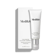 Vedľa bielej kartónovej krabičky stojí biela tuba prípravku Calmwise Colour Correct (50 ml).