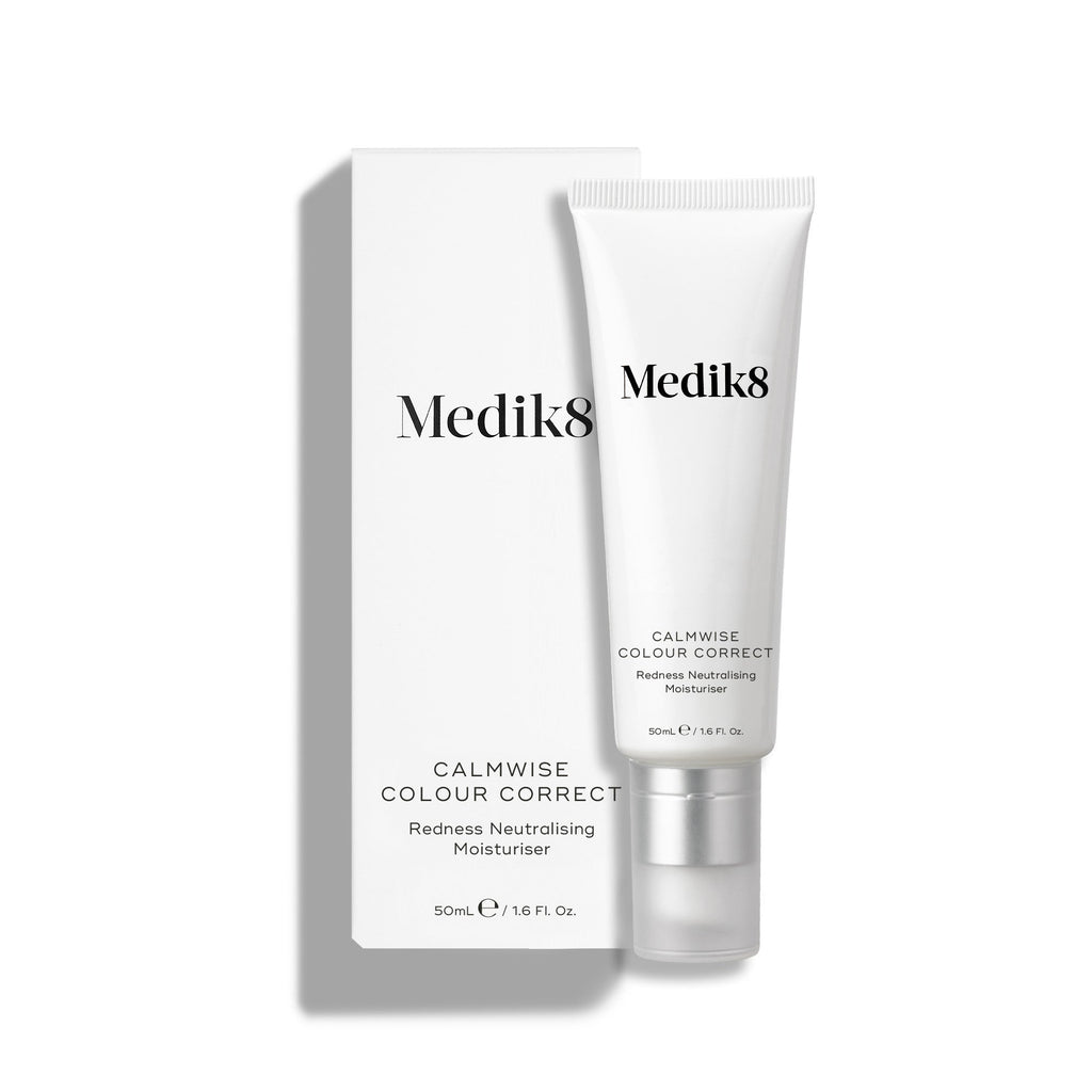 Vedľa bielej kartónovej krabičky stojí biela tuba prípravku Calmwise Colour Correct (50 ml).