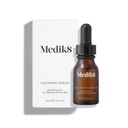Vedľa bielej krabičky stojí hnedá fľaštička séra Calmwise (15 ml).