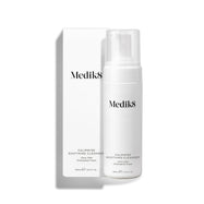 Pumpička s čistiacim prípravkom Medik8 Calmwise Soothing Cleanser stojí vedľa bieleho obalového kartónu na bielom pozadí. Text ju označuje ako „Ultra-Mild Chlorophyll Foam“. 