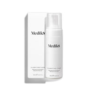 Fľaša s dávkovacím čerpadlom Medik8 Clarifying Foam stojí vedľa príslušného bieleho obalu na čistom bielom pozadí. Text na oboch označuje produkt ako osviežujúci čistiaci prípravok proti nedokonalostiam s obsahom AHA/BHA v objeme 150 ml.