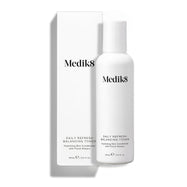 Fľaštička tonika Medik8 Daily Refresh Balancing Toner s objemom 150 ml stojí na bielom pozadí vedľa svojej bielej papierovej krabičky, pričom text na obale produkt definuje ako hydratačné pleťové kondicionérium s kvetinovými vodami (Hydrating Skin Conditioner with Floral Waters).